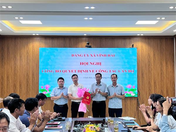 XÃ VĨNH HẢI TRAO QUYẾT ĐỊNH CHUẨN Y PHÓ CHỦ NHIỆM ỦY BAN KIỂM TRA ĐẢNG ỦY XÃ NHIỆM KỲ 2025 - 2030