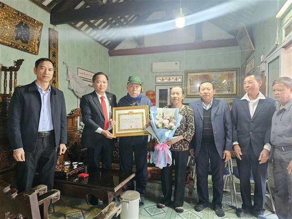 Đảng ủy xã Vĩnh Hòa trao tặng Huy hiệu Đảng cho đảng viên sức khỏe yếu