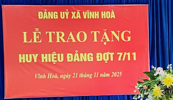 ĐẢNG ỦY XÃ VĨNH HÒA TỔ CHỨC LỄ TRAO TẶNG HUY HIỆU ĐẢNG ĐỢT 07/11.