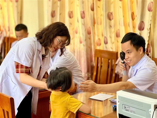 BỆNH VIỆN MẮT HẢI PHÒNG ĐỒNG HÀNH CHĂM SÓC MẮT CHO HỌC SINH VÀ GIÁO VIÊN TẠI TRƯỜNG TIỂU HỌC AN HÒA, XÃ VĨNH HOÀ