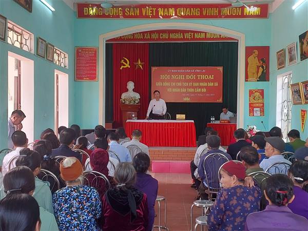 ĐỒNG CHÍ CHỦ TỊCH UBND XÃ VĨNH LẠI ĐỐI THOẠI VỚI NHÂN DÂN THÔN CẨM BỐI.