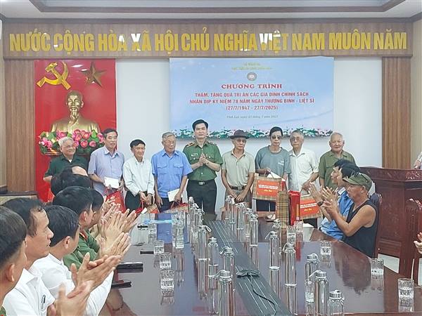 HỌC VIỆN AN NINH NHÂN DÂN, BỘ CÔNG AN TẶNG QUÀ TRI ÂN CÁC GIA ĐÌNH CÓ CÔNG VỚI CÁCH MẠNG TRÊN ĐỊA BÀN XÃ VĨNH LẠI NHÂN DỊP 78 NĂM NGÀY THƯƠNG BINH LIỆT SĨ

(27/7/1947-27/7/2025)