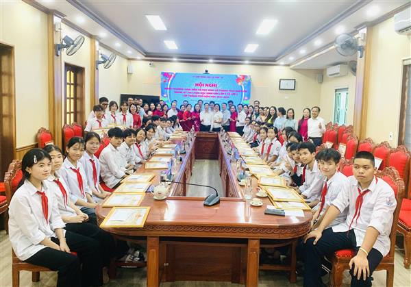 Hội nghị khen thưởng giáo viên và học sinh có thành tích xuất sắc trong kỳ thi chọn học sinh giỏi lớp 9 và lớp 8 cấp thành phố năm học 2025-2026