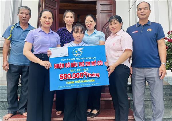 Hội phụ nữ xã Vĩnh Lại trao kinh phí đỡ đầu cho 3 trẻ em mồ côi