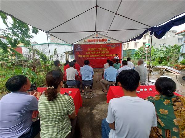Lễ Khởi công xây nhà Chữ thập đỏ cho gia đình bà Phạm Thị Láng, ở thôn Do Nghĩa, xã Vĩnh Lại