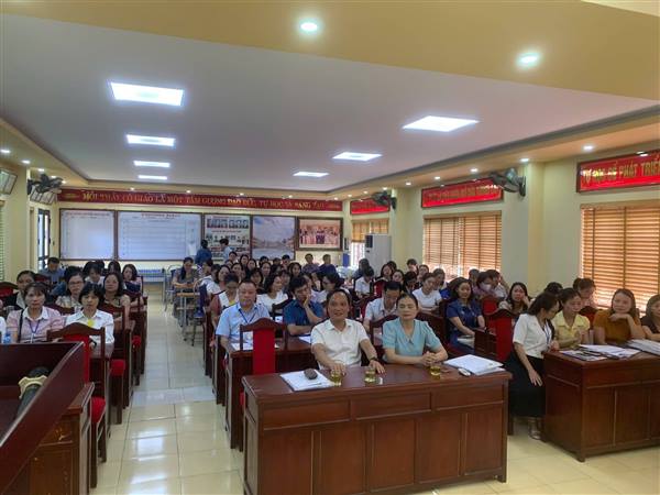 Lãnh đạo xã Vĩnh Lại thăm, động viên chúc mừng Hội đồng coi thi Tốt nghiệp THPT tại điểm thi Trường THPT Khúc Thừa Dụ