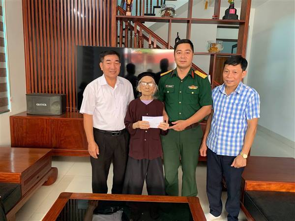 TIỂU ĐOÀN 1, LỮ ĐOÀN 513 TẶNG QUÀ GIA ĐÌNH CHÍNH SÁCH TRÊN ĐỊA BÀN XÃ VĨNH LẠI
