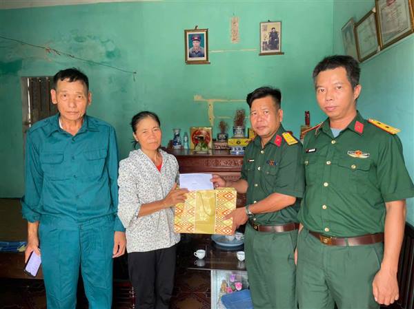 BAN CHỈ HUY QUÂN SỰ XÃ VĨNH LẠI THĂM, TẶNG QUÀ GIA ĐÌNH THƯƠNG BINH, LIỆT SĨ CÓ HOÀN CẢNH KHÓ KHĂN