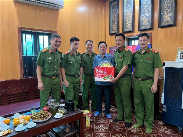 Công an xã Vĩnh Lại thăm, tặng quà các gia đình chính sách nhân ngày 27/7
