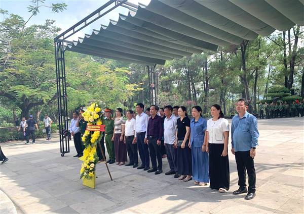 Các đồng chí Lãnh đạo xã Vĩnh Lại dâng hương các Anh hùng liệt sĩ tại Nghĩa trang Liệt sĩ quốc gia Trường Sơn