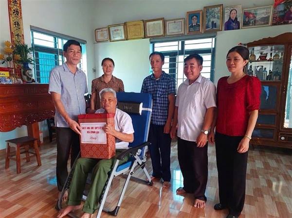 LÃNH ĐẠO XÃ VĨNH LẠI THĂM, TẶNG QUÀ THƯƠNG BỆNH BINH, GIA ĐÌNH CHÍNH SÁCH, NGƯỜI CÓ CÔNG VỚI CÁCH MẠNG NHÂN KỶ NIỆM 79 NĂM NGÀY THƯƠNG BINH - LIỆT SĨ