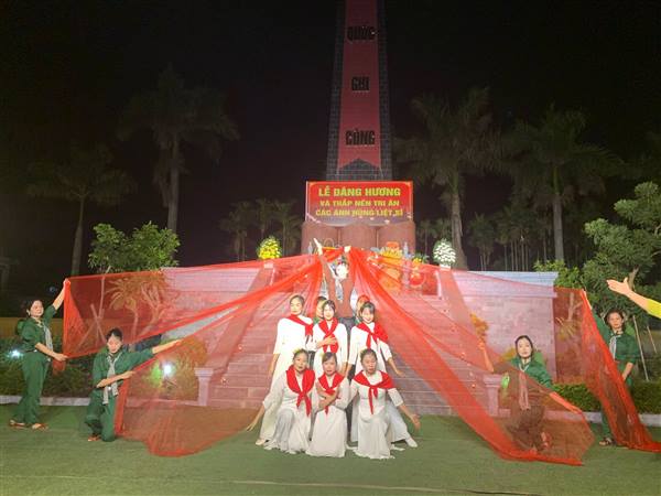 XÃ VĨNH LẠI TỔ CHỨC LỄ DÂNG HƯƠNG, THẮP NẾN TRI ÂN CÁC ANH HÙNG LIỆT SĨ.