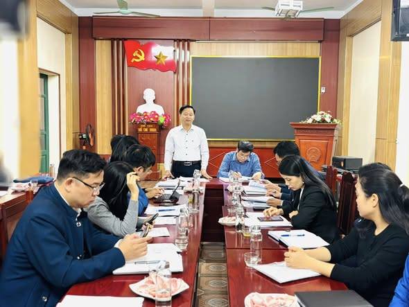 Chi bộ UBND xã Vĩnh Thịnh tổ chức Hội nghị kiểm điểm, đánh giá, xếp loại chất lượng đối với tổ chức, đảng viên năm 2025