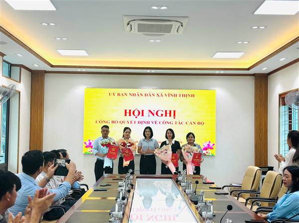 HỘI NGHỊ CÔNG BỐ VÀ TRAO QUYẾT ĐỊNH ĐIỀU ĐỘNG CÔNG CHỨC