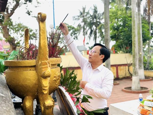 Đảng uỷ - HĐND - UBND - UBMTTQVN xã Vĩnh Thịnh tổ chức Lễ dâng hương các Anh hùng liệt sĩ tại các Nghĩa trang Liệt sĩ xã Vĩnh Thịnh nhân dịp kỷ niệm 51 năm Ngày Giải phóng miền Nam, thống nhất đất nước (30/4/1975 - 30/4/2026) và 72 năm chiến thắng Điện Biên Phủ (07/5/1954 - 07/5/2026