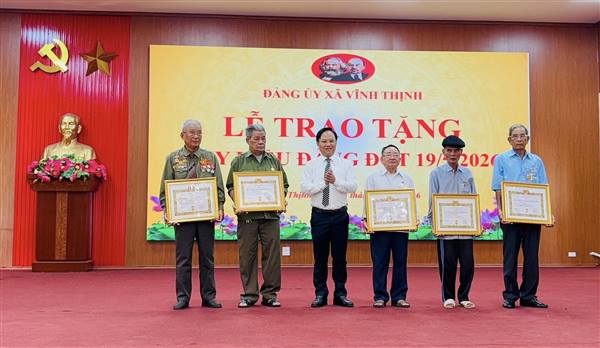 Ban Thường vụ Đảng ủy xã Vĩnh Thịnh tổ chức Lễ trao tặng huy hiệu Đảng đợt 19/5/2026 và sơ kết 1 năm vận hành mô hình tổ chức tổng thể của hệ thống chính trị, mô hình chính quyền địa phương 02 cấp