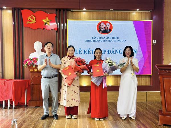 Chi bộ Trường Tiểu học Trung Lập tổ chức Lễ kết nạp Đảng viên