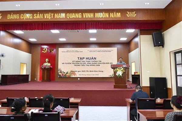 Trung tâm Dịch vụ sự nghiệp công xã Vĩnh Thịnh phối hợp với Ban Quản lý rừng và Khuyến nông tổ chức lớp tập huấn với chủ đề “Kỹ năng thu thập thông tin và truyền thông cơ sở; ứng dụng chuyển đổi số trong tiêu thụ nông sản” cộng tác viên khuyến nông và các hộ sản xuất trên địa bàn xã