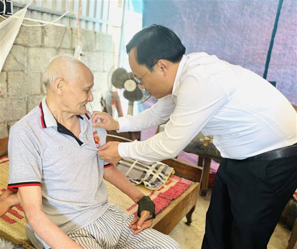 Ban Thường vụ Đảng ủy đã thành lập các Đoàn đến trao Huy hiệu Đảng đợt 19/5/2026 cho các Đảng viên cao tuổi, sức khỏe yếu của Đảng bộ