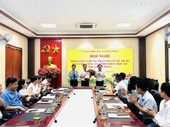 UBND xã Vĩnh Thịnh tổ chức hội nghị trao giấy chứng nhận quyền sử dụng đất cho công ty TNHH Khoa học kỹ thuật Trí Phát