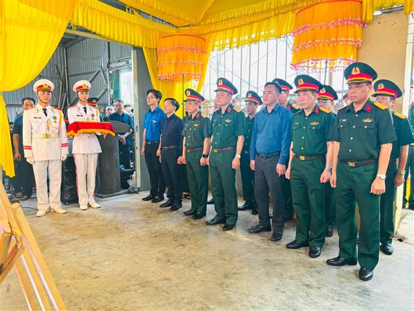Các đồng chí đại diện lãnh đạo Đảng uỷ - HĐND - UBND - Uỷ ban MTTQ Việt Nam xã Vĩnh Thịnh đến thăm hỏi, động viên gia đình và tưởng niệm đồng chí Cao Tuấn Anh, chiến sĩ Trung đội 2, Đại đội Công binh 17, Phòng Tham mưu, Bộ Chỉ huy Quân sự thành phố Hải Phòng – người chiến sĩ trẻ đã anh dũng hy sinh khi cứu đồng đội trong quá trình thực hiện nhiệm vụ tại đặc khu Bạch Long Vĩ