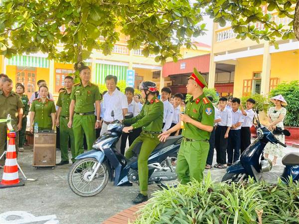 Công an xã Vĩnh Thịnh tổ chức Lễ ra quân thực hiện “Chiến dịch đào tạo kỹ năng lái xe mô tô, xe gắn máy an toàn”.