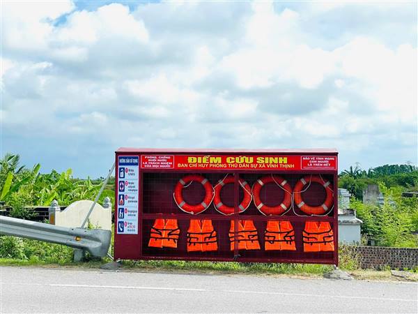 Ban Chỉ huy Phòng thủ dân sự xã Vĩnh Thịnh lắp đặt  Điểm cứu sinh khẩn cấp tại khu vực chân cầu Chanh