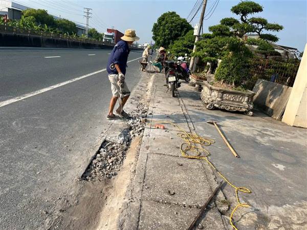 XÃ VĨNH THỊNH: RA QUÂN GIẢI TỎA CẦU DẪN, TRẢ LẠI HÀNH LANG AN TOÀN ĐƯỜNG BỘ TRÊN QL10