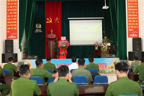 Công an xã Vĩnh Thuận tổ chức Lễ công bố Quyết định của Giám đốc Công an Thành phố về công tác cán bộ. 