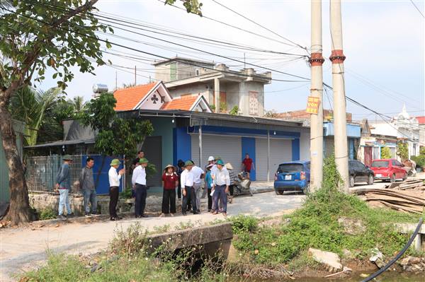 Ủy ban nhân dân xã Vĩnh Thuận kiểm tra thực tế và làm việc với các nhà thầu và đơn vị thi công về triển khai công tác giải phóng mặt bằng (GPMB) phục vụ các dự án xây dựng công trình NTM tại khu vực 2 xã cũ Giang Biên và Dũng Tiến.