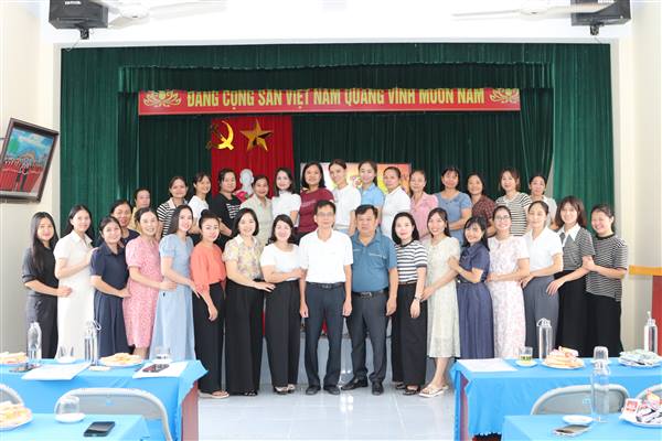 Đồng chí Trần Thanh Minh, Bí thư Đảng uỷ, Chủ tịch HĐND xã Vĩnh Thuận thăm và tặng quà Trung thu Trường Mầm non Vĩnh An