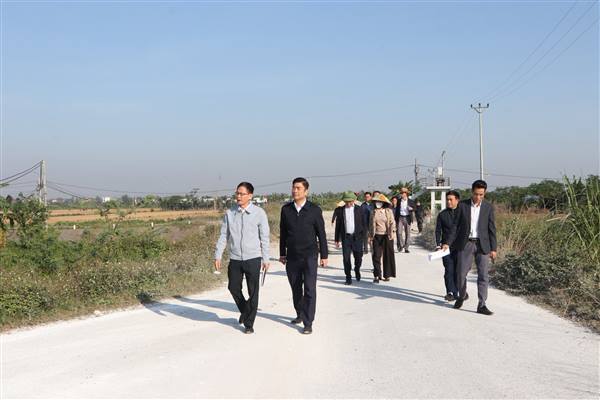 Thường trực Đảng ủy xã kiểm tra việc chấp hành pháp luật về hoạt động chăn nuôi và bảo vệ môi trường tại các trang trại chăn nuôi lợn tập trung.