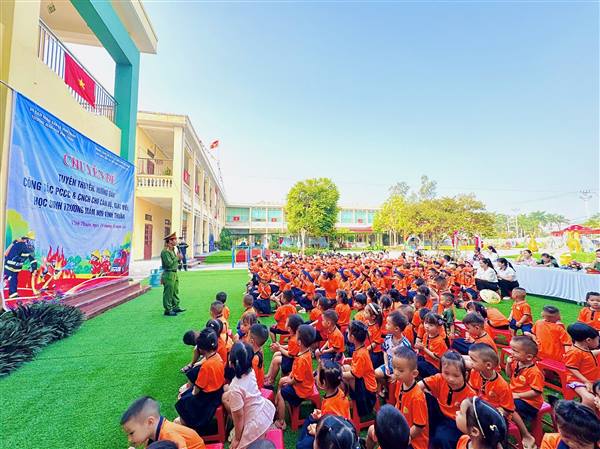 Trường Mầm non Vĩnh Thuận tổ chức chuyên đề tuyên truyền, hướng dẫn công tác phòng cháy, chữa cháy và cứu nạn, cứu hộ (PCCC và CNCH) cho cán bộ, giáo viên và học sinh nhà trường.