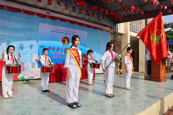 Trường Tiểu học Giang Biên trang trọng tổ chức Lễ chào cờ Đội tháng 5 với chủ điểm “Đội Thiếu niên Tiền phong Hồ Chí Minh và Bác Hồ của chúng em” và kết nạp Đội viên mới.
