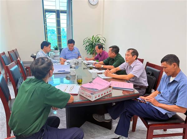 Hội Cựu chiến binh Thành phố phối hợp với Ngân hàng CSXH tổ chức kiểm tra công tác nhận ủy thác cho vay vốn tín dụng chính sách trên địa bàn xã Vĩnh Thuận.