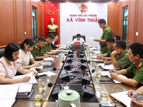 Thường trực Đảng ủy xã Vĩnh Thuận làm việc với Công an xã về tình hình, kết quả thực hiện công tác đảm bảo an ninh trật tự trên địa bàn
