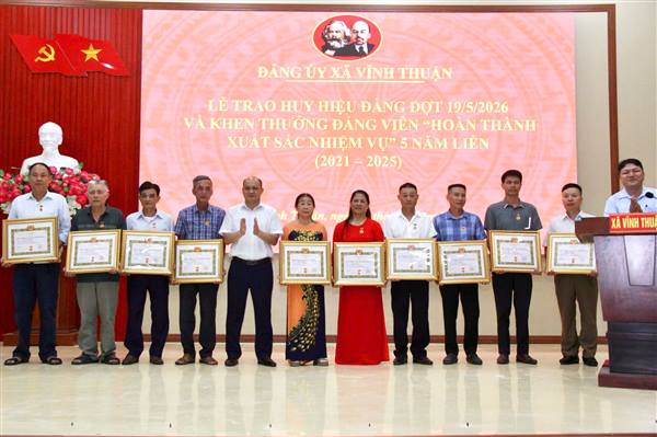 Đảng ủy xã Vĩnh Thuận tổ chức Lễ trao Huy hiệu Đảng đợt 19/5/2026 và khen thưởng các đảng viên đạt danh hiệu “Hoàn thành xuất sắc nhiệm vụ” 5 năm liền (2021–2025). 