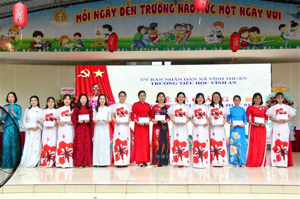 Trường Tiểu học Vĩnh An tổ chức Lễ bế giảng năm học 2025–2026, biểu dương, khen thưởng giáo viên, học sinh tiêu biểu. 