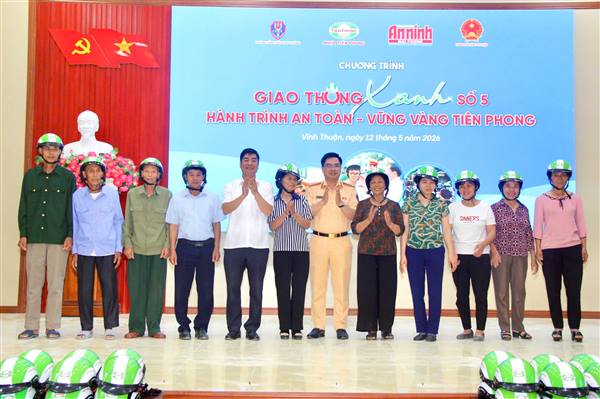 Chương trình “Giao thông xanh - Hành trình an toàn - Vững vàng tiên phong” trao tặng 600 mũ bảo hiểm cho người dân trên địa bàn xã Vĩnh Thuận