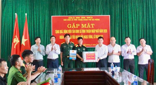 Đoàn công tác xã Vĩnh Thuận và đại diện thân nhân chiến sĩ đã tổ chức đến thăm, động viên và tặng quà chiến sĩ mới và đơn vị huấn luyện chiến sĩ mới tại đảo Ngọc Vừng ( Quảng Ninh). 