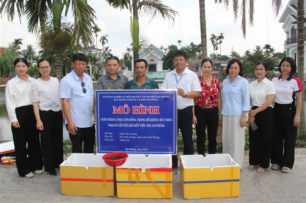 Bàn giao con giống và vật tư cho hộ dân tham gia mô hình: “Nuôi thâm canh lươn đồng trong bể không bùn theo VietGAP gắn với liên kết tiêu thụ sản phẩm” năm 2026, tại xã Vĩnh Thuận, thành phố Hải Phòng.