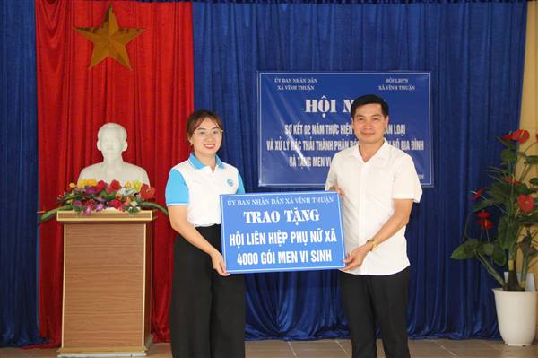 Hội Liên hiệp Phụ nữ xã Vĩnh Thuận tổ chức Hội nghị sơ kết 2 năm thực hiện mô hình phân loại và xử lý rác thải hữu cơ thành phân bón vi sinh.