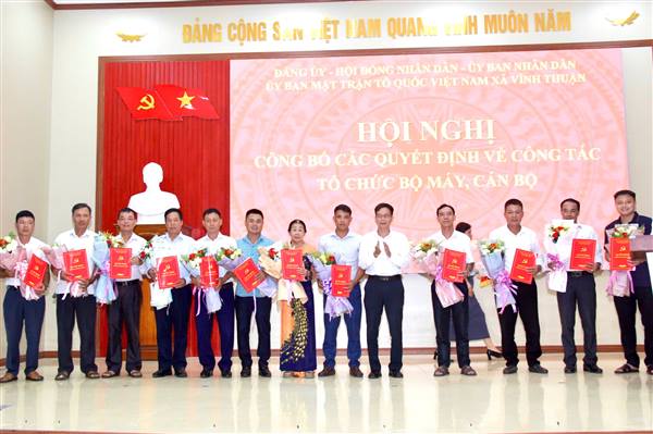Xã Vĩnh Thuận công bố các Nghị quyết, Quyết định về sắp xếp, tổ chức lại các thôn