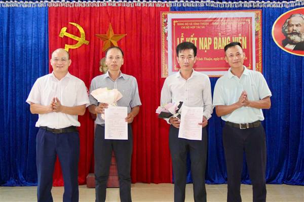 Chi bộ HTX Dịch vụ Nông nghiệp Vĩnh An đã tổ chức Lễ kết nạp đảng viên mới
