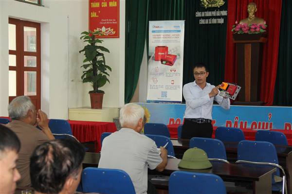 Công an xã Vĩnh Thuận tập huấn, tuyên truyền, phổ biến các quy định của pháp luật về thiết bị truyền tin báo cháy kết nối với hệ thống Cơ sở dữ liệu về phòng cháy chữa cháy và cứu nạn cứu hộ.