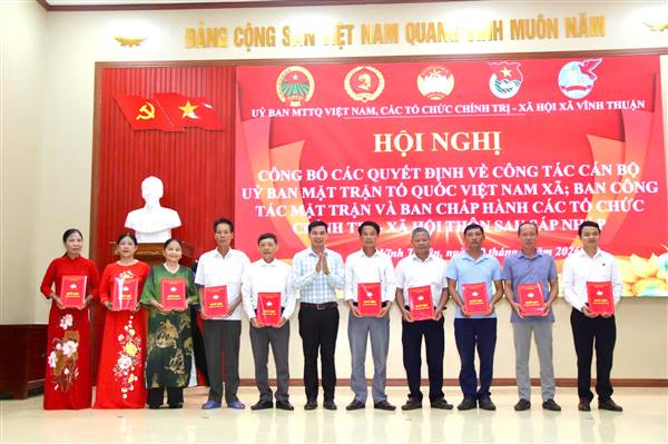 Ủy ban MTTQ Việt Nam và các tổ chức chính trị - xã hội xã Vĩnh Thuận tổ chức Hội nghị công bố các quyết định về công tác cán bộ Mặt trận và các tổ chức chính trị - xã hội tại các thôn mới sau sáp nhập.