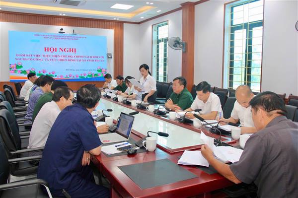 Đoàn giám sát của Hội Cựu chiến binh (CCB) thành phố Hải Phòng giám sát việc thực hiện chế độ, chính sách đối với người có công và CCB tại xã Vĩnh Thuận.