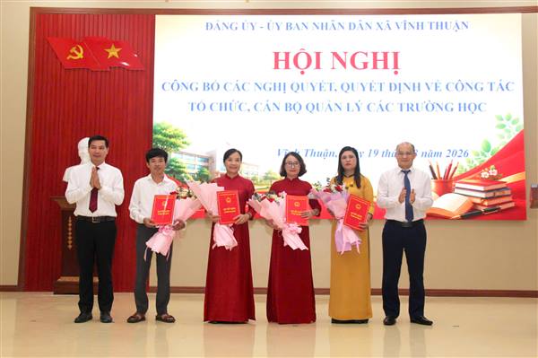 xã Vĩnh Thuận tổ chức Hội nghị công bố các Nghị quyết, Quyết định về công tác tổ chức bộ máy và cán bộ các trường học sau sắp xếp. 