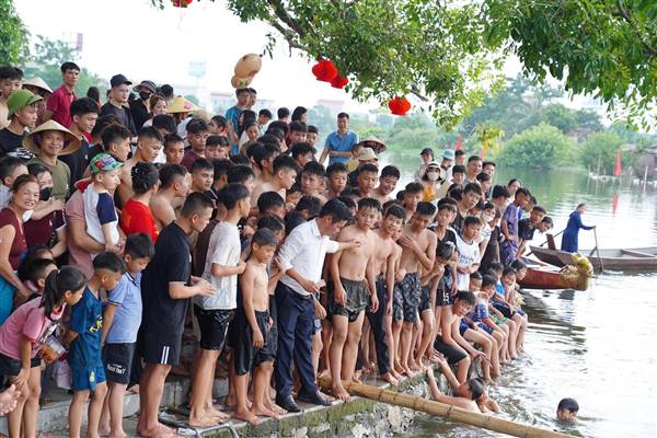 CÁC TRÒ CHƠI DÂN GIAN TẠI LỄ HỘI TRUYỀN THỐNG ĐỀN QUÁT LÀM KHÔNG KHÍ LỄ HỘI THÊM PHẦN VUI NHỘN
