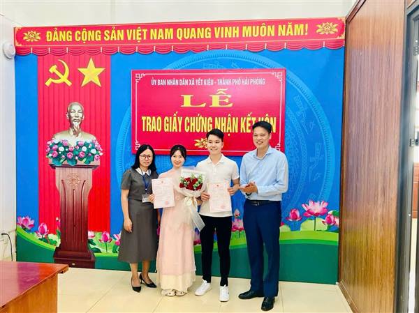 UBND xã Yết Kiêu, thành phố Hải Phòng trao giấy chứng nhận kết hôn và thư chúc mừng đến công dân – Lan tỏa hình ảnh “Chính quyền thân thiện, vì Nhân dân phục vụ”